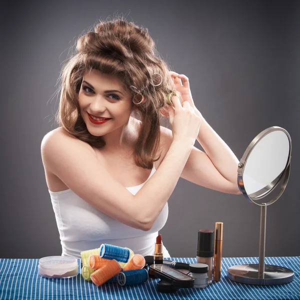 Kvinna att göra frisyr — Stockfoto