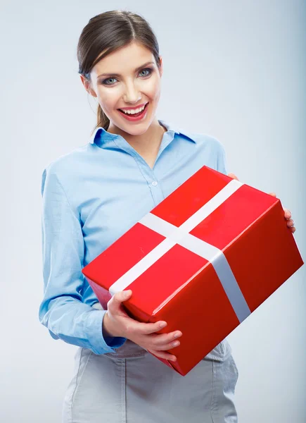 Geschäftsfrau hält Geschenkbox — Stockfoto