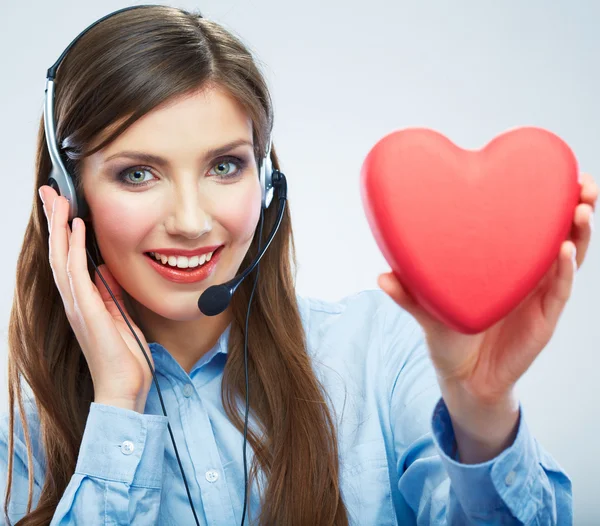 Operador de centro de llamadas mujer sostiene el símbolo de amor corazón rojo . — Foto de Stock