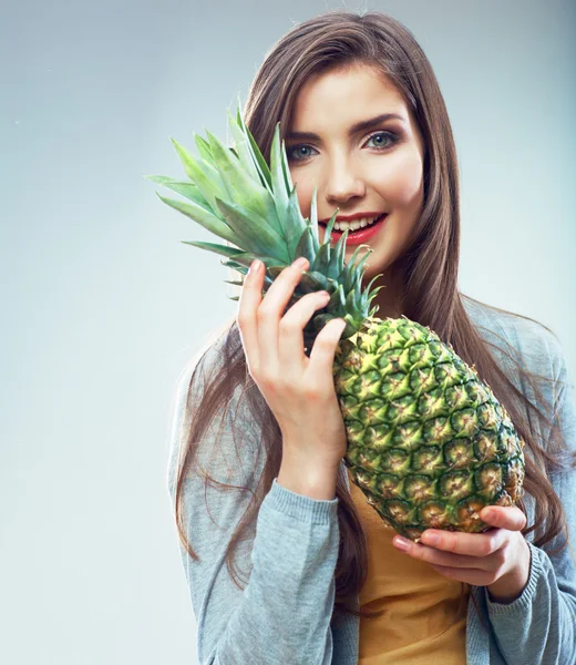 Женщина с зеленым ананасом — стоковое фото