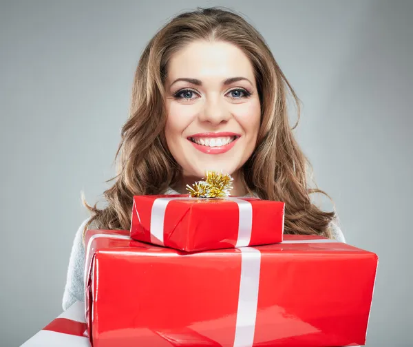 Vrouw houd geschenk. — Stockfoto