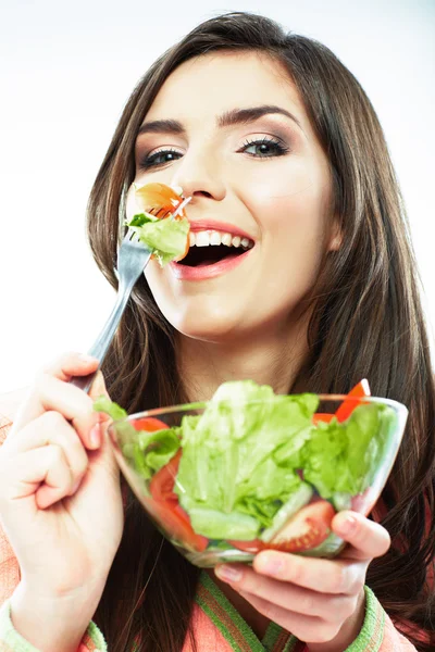 Vrouw die groene salade eet — Stockfoto