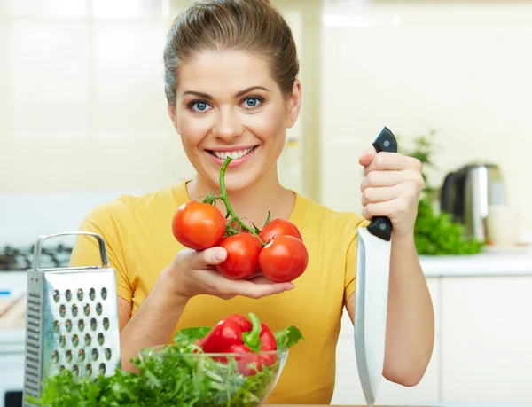 Femme cuisine légumes — Photo