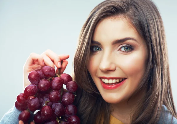 Frau mit Traubenfrucht — Stockfoto