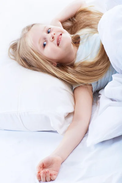 Menina na cama  . — Fotografia de Stock