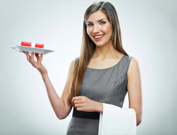 Usmívající se obchodní žena drží červený dárek na talíři. — Stock fotografie