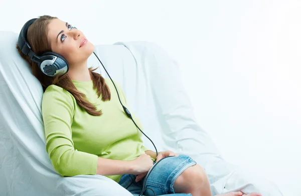 Mulher ouvindo música — Fotografia de Stock