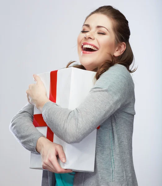 Frau hält Geschenkbox. — Stockfoto