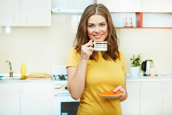 Mulher na cozinha — Fotografia de Stock