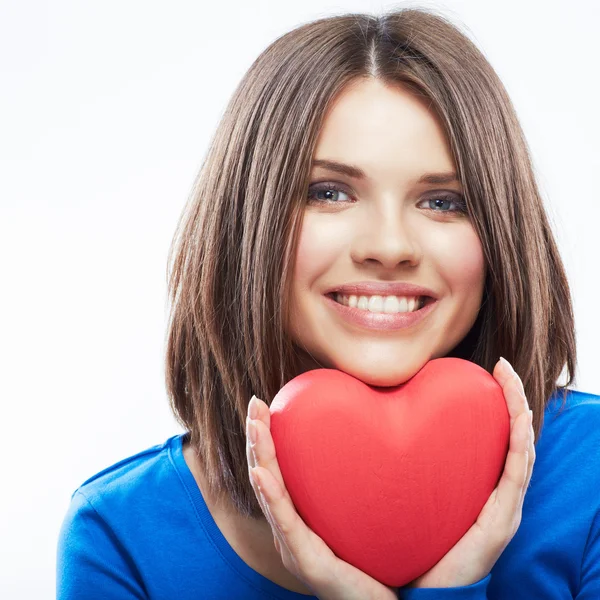 La mujer sostiene el corazón —  Fotos de Stock