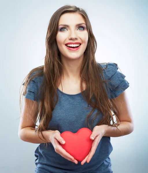 La mujer sostiene el corazón — Foto de Stock