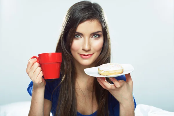 Frau mit Tasse — Stockfoto