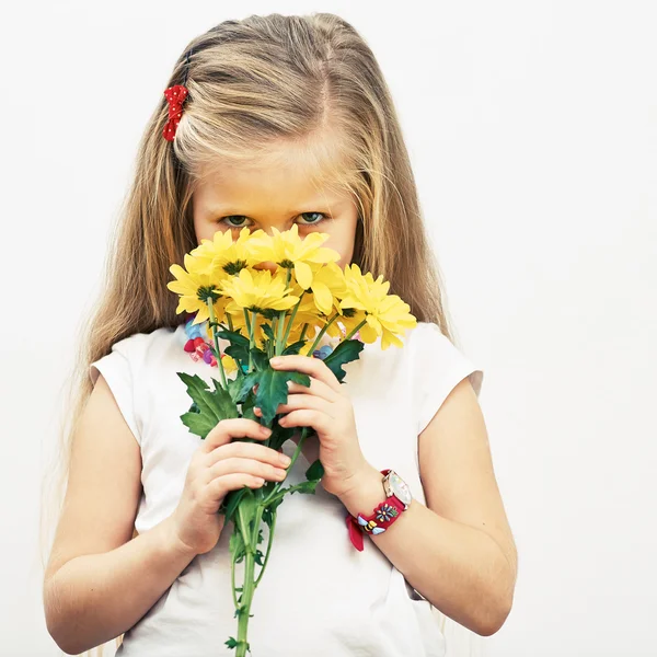 Dziewczyna trzymać kwiaty — Zdjęcie stockowe