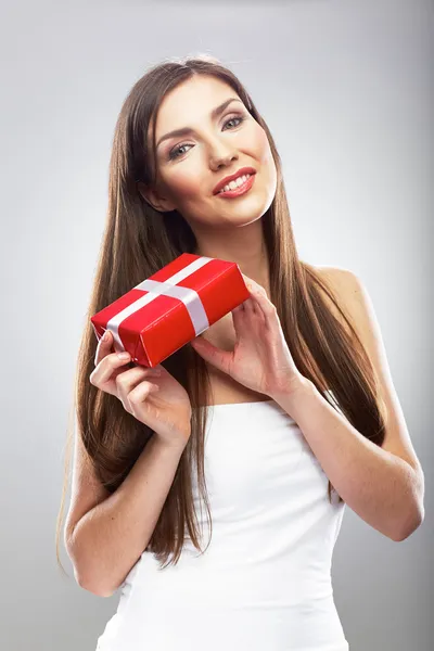 Frau hält Geschenkbox — Stockfoto