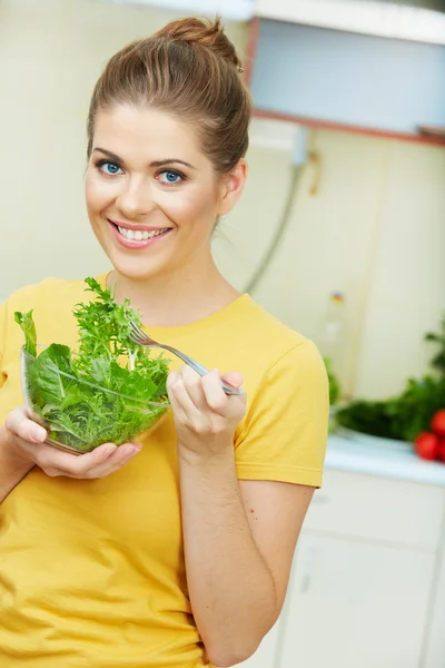 Femme dans la cuisine — Photo