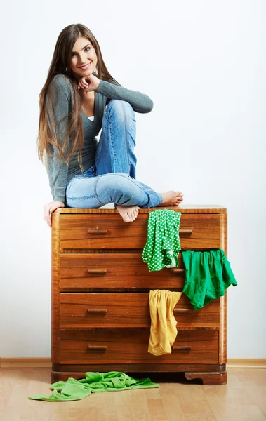 Femme assise sur le placard — Photo