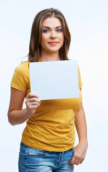 Mujer sosteniendo tarjeta en blanco — Foto de Stock