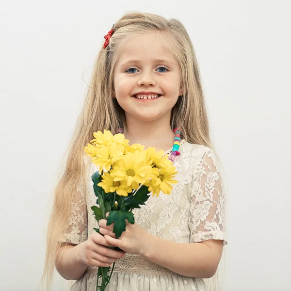 Girl hold flowers — Stock Photo, Image