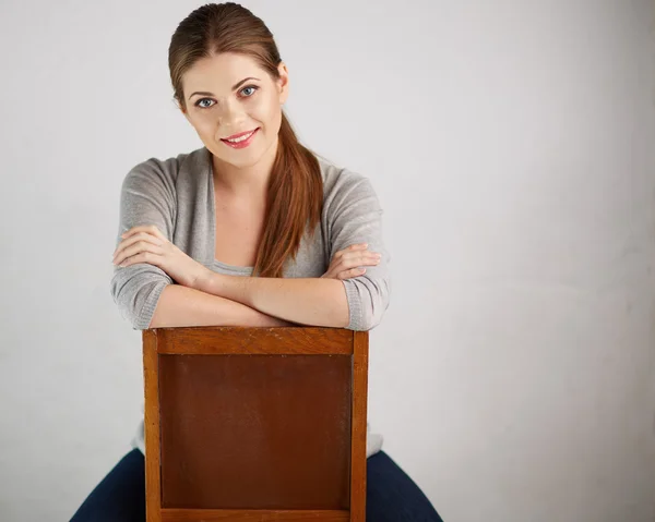 Kvinna sittande på stol — Stockfoto