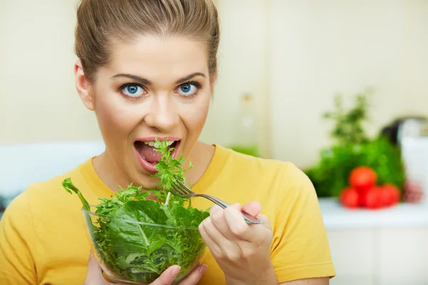 Vrouw in keuken — Stockfoto