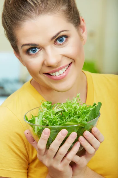 Vrouw in keuken — Stockfoto