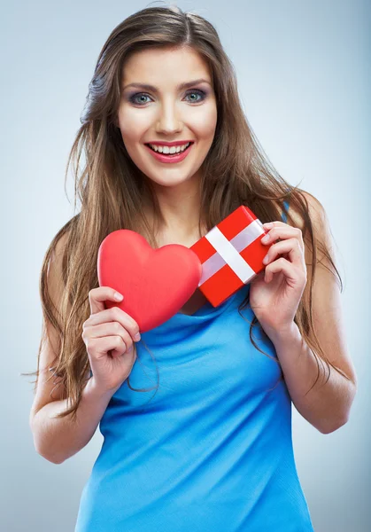 Mujer mantenga el corazón y el regalo — Foto de Stock