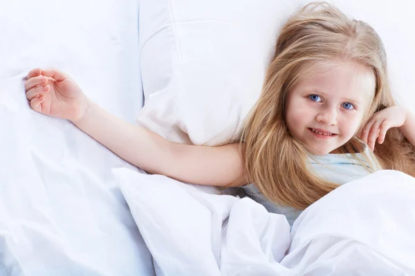 Mädchen im Bett — Stockfoto