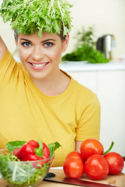 Vrouw in keuken — Stockfoto