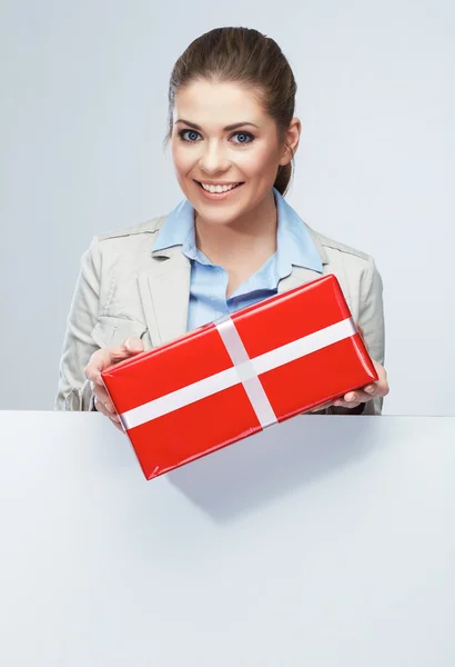 Business woman hold gift box — Stock Photo, Image