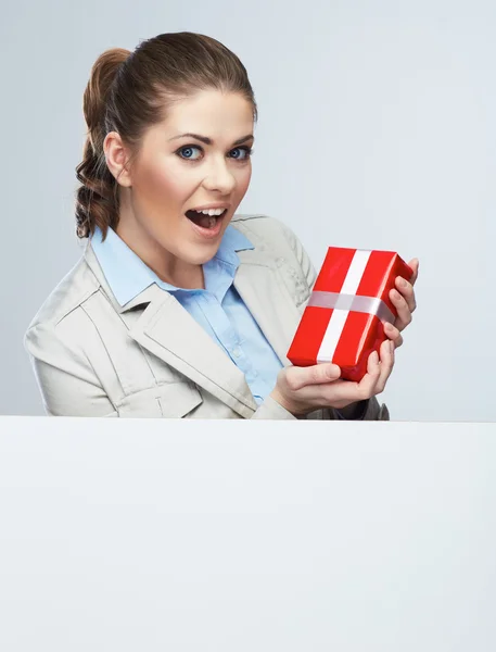 Sorridente donna d'affari rosso regalo scatola tenere . — Foto Stock