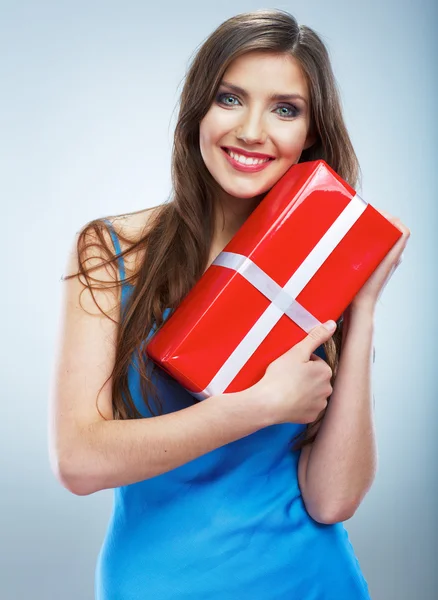 Kvinna håll presentförpackning — Stockfoto