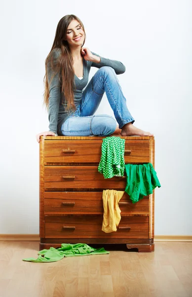 Kobieta na szafie — Zdjęcie stockowe
