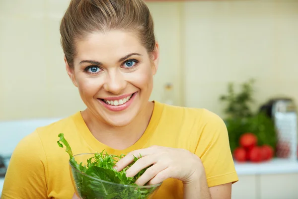 Kvinna med sallad — Stockfoto