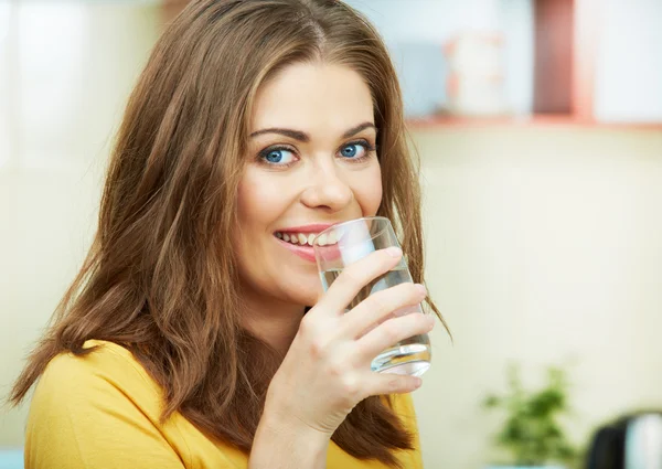 Vrouw in keuken — Stockfoto