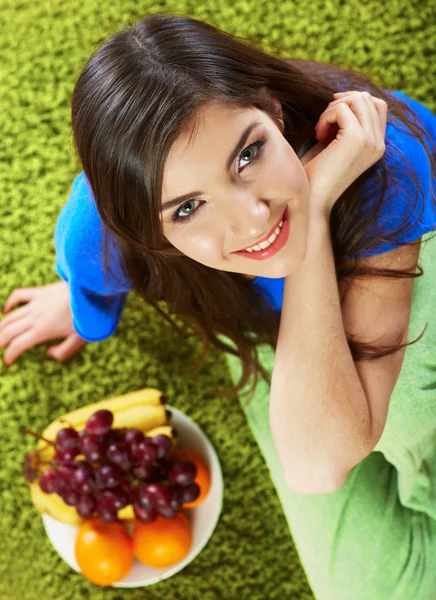 Frau mit Früchten — Stockfoto