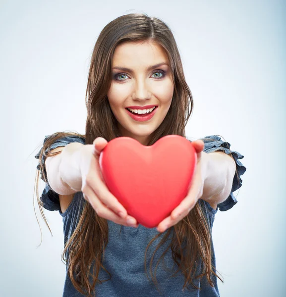 La mujer sostiene el corazón —  Fotos de Stock