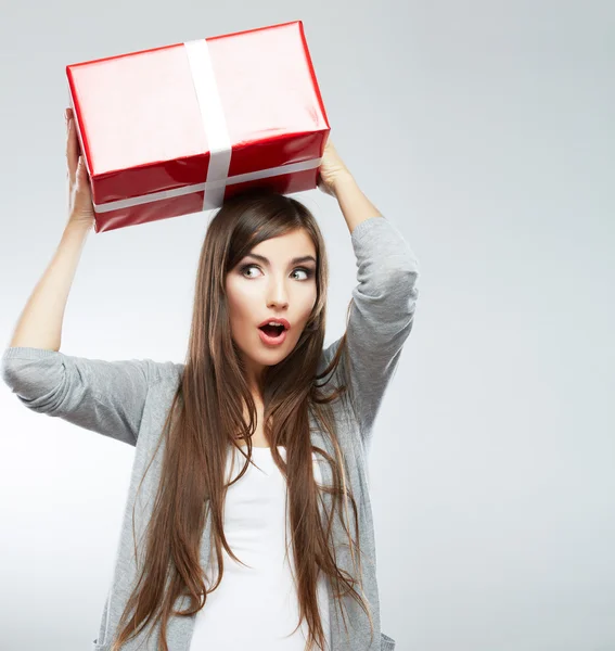 Женщина держит подарочную коробку — стоковое фото
