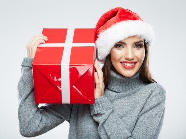 Noel Baba şapkalı kadın.