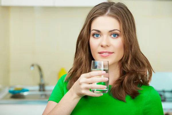 Vrouw in keuken — Stockfoto