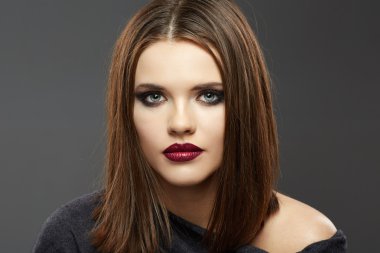 düz saç stili ile güzel bir model. Kırmızı dudaklar.