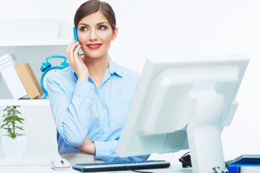 Telefonu olan iş kadını.