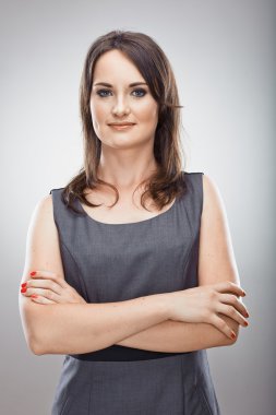 gülümseyen bir iş kadını. çapraz kol.
