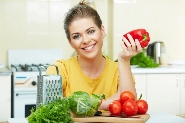 Mujer cocinando comida saludable en la cocina — Foto de Stock