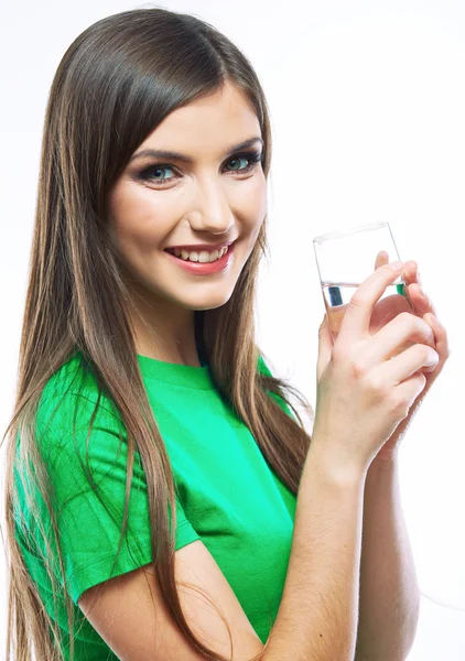 Lächelnde Frau hält Wasserglas. — Stockfoto