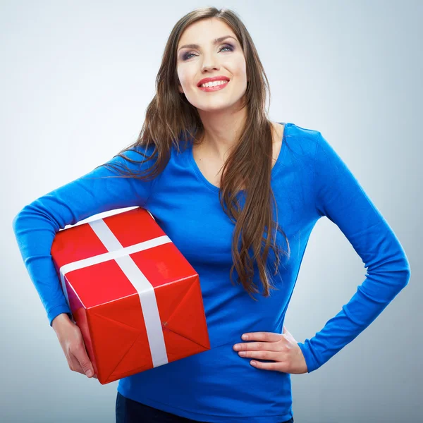 Frau hält Geschenkbox — Stockfoto