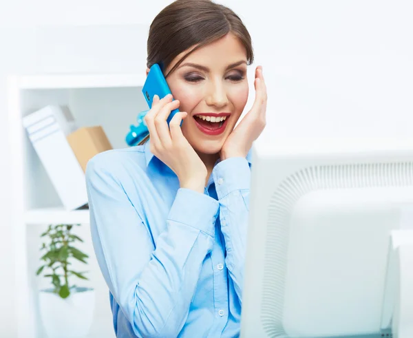 Feliz mujer de negocios sorprendida en el teléfono — Foto de Stock