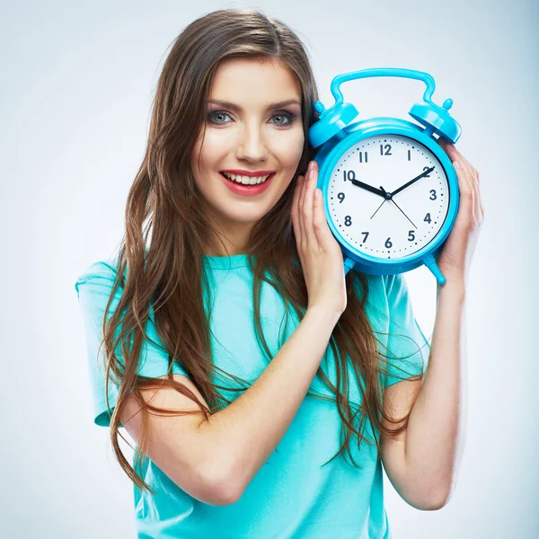 Jonge vrouw glimlachend houden horloge. — Stockfoto