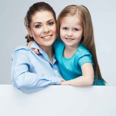Anne ve kızı kucaklama.