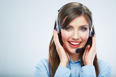 gülümseyen kadın çağrı merkezi operatörü headsed dokunuyor. b kapatmak