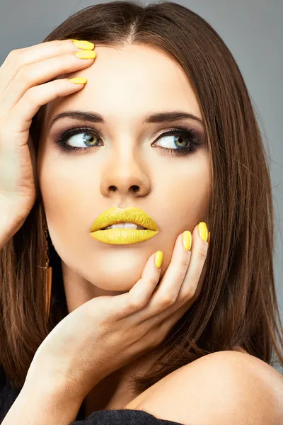 Uñas y labios amarillos. Mujer de belleza — Foto de Stock